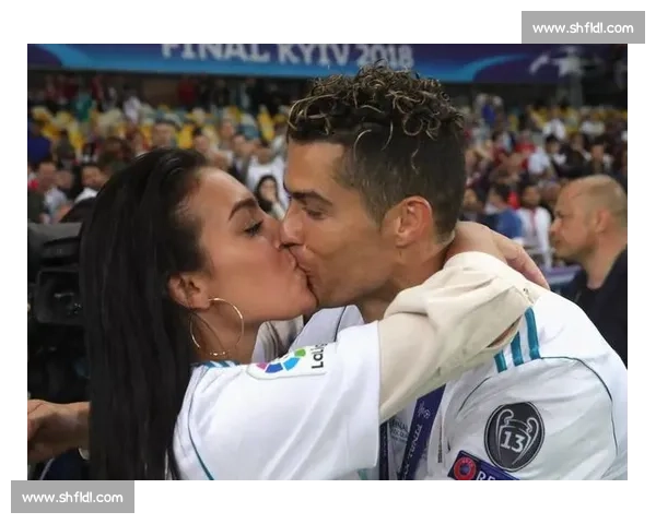 C罗与家人的温馨时刻:父亲、伴侣与孩子们_20260526125145